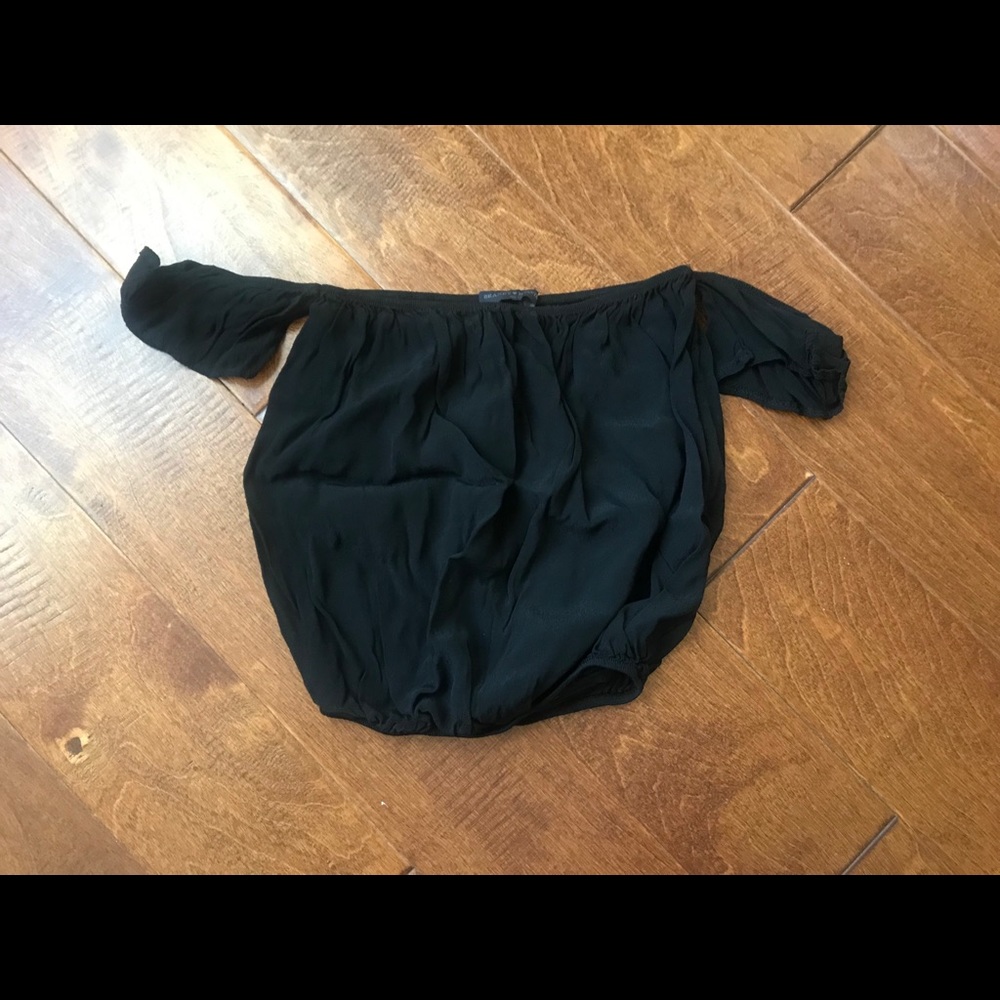 Brandy Melville - Off shoulder crop top